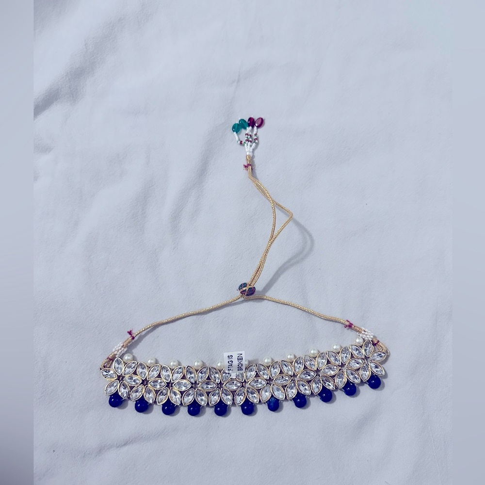 Blue and pearl chocker